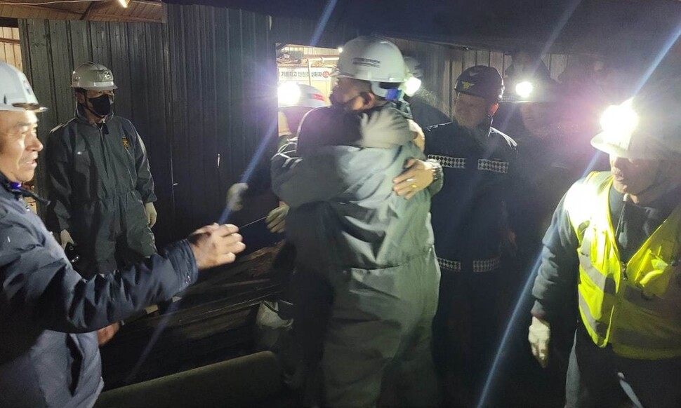 경북 봉화 아연광산에서 4일 밤 생환한 고립된 광부 2명이 얼싸안고 있다.