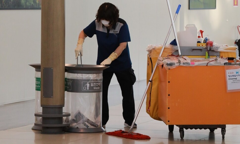 인천국제공항에서 환경미화원이 청소하고 있다. 류우종 기자