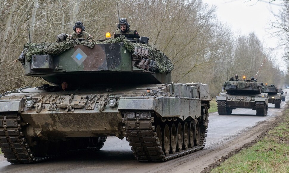 폴란드군이 지난 2014년 레오파르트2 탱크를 타고 훈련을 하고 있는 모습. EPA 연합뉴스