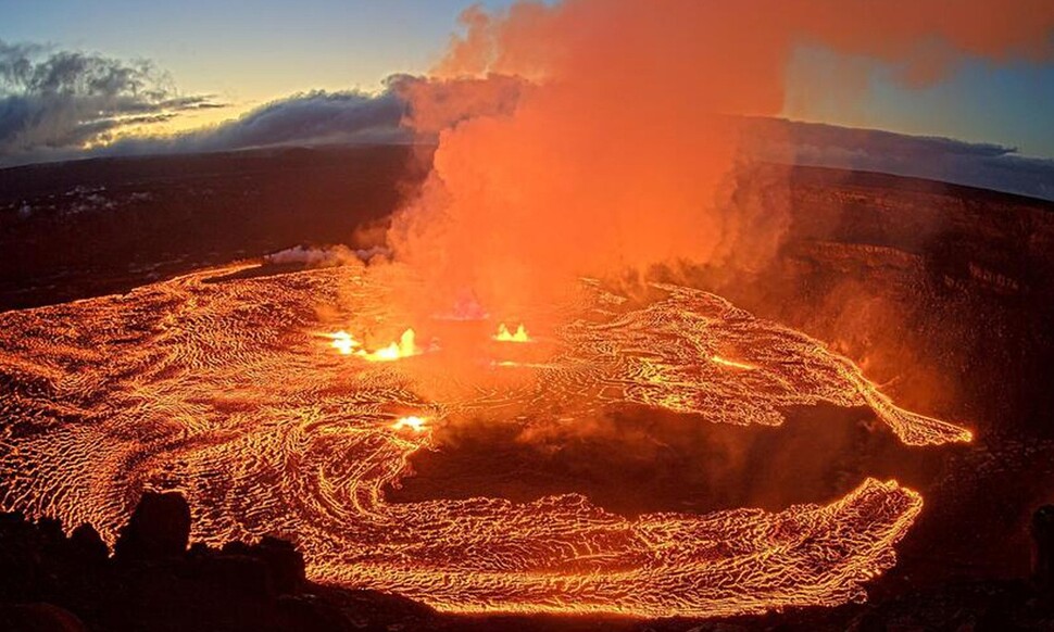 7일 미국 하와이 화산 국립공원의 폐쇄 구역 내 할레마우마우 정상 분화구에서 킬라우에아 화산이 폭발하고 있다. AP 연합뉴스