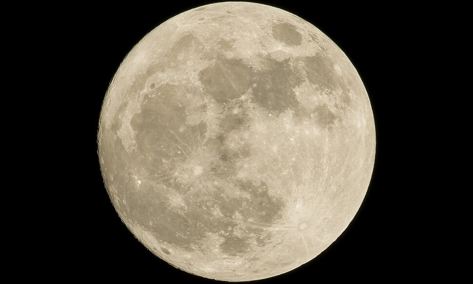 8월엔 1일과 30일 두번에 걸쳐 슈퍼문 보름달이 뜬다. 픽사베이