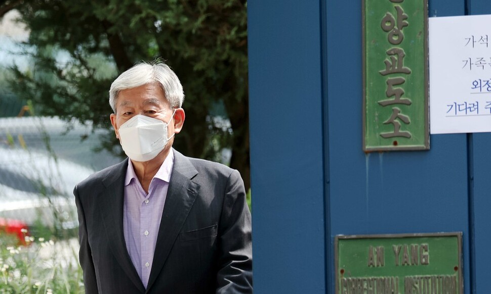 재직 시절 각종 정치공작을 벌인 혐의로 복역 중이던 원세훈 전 국정원장이 2023년 8월14일 오전 경기 안양교도소에서 가석방으로 출소하고 있다. 연합뉴스