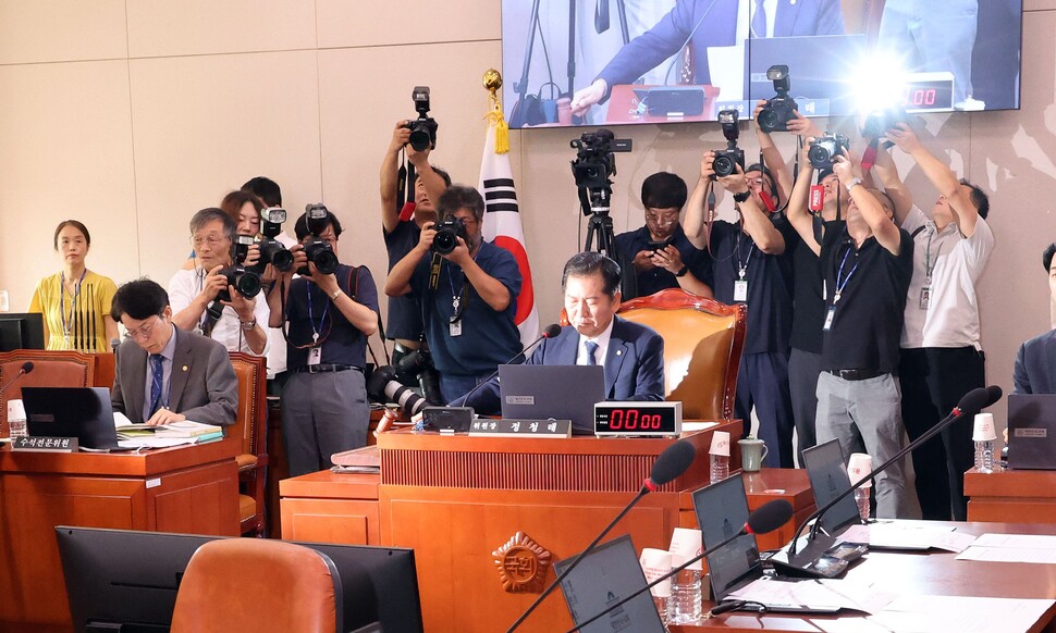 11일 오후 국회 법제사법위원회에서 김건희·채상병 특검법이 야당 단독으로 통과되고 있다. 국민의힘 의원들은 법안 처리에 반발하며 표결 직전 퇴장했다. 김경호 선임기자 jijae@hani.co.kr