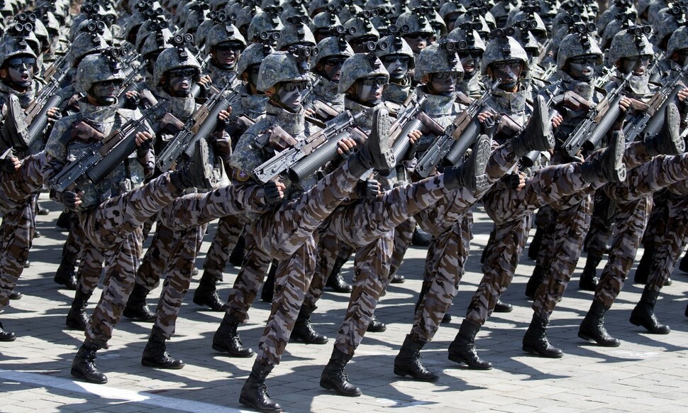 2018년 9월9일 북한 평양에서 열린 북한 건국 70주년 기념 퍼레이드에서 군인들이 행진하고 있다. 평양/AP 연합뉴스