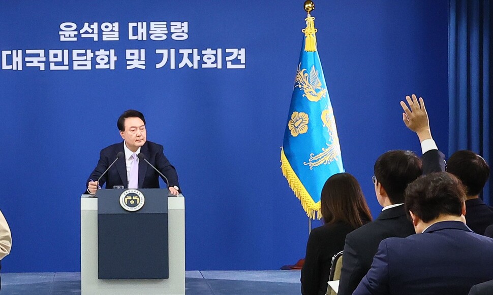 윤석열 대통령이 7일 오전 서울 용산 대통령실 청사 브리핑실에서 대국민담화 및 기자회견을 하고 있다. 대통령실사진기자단