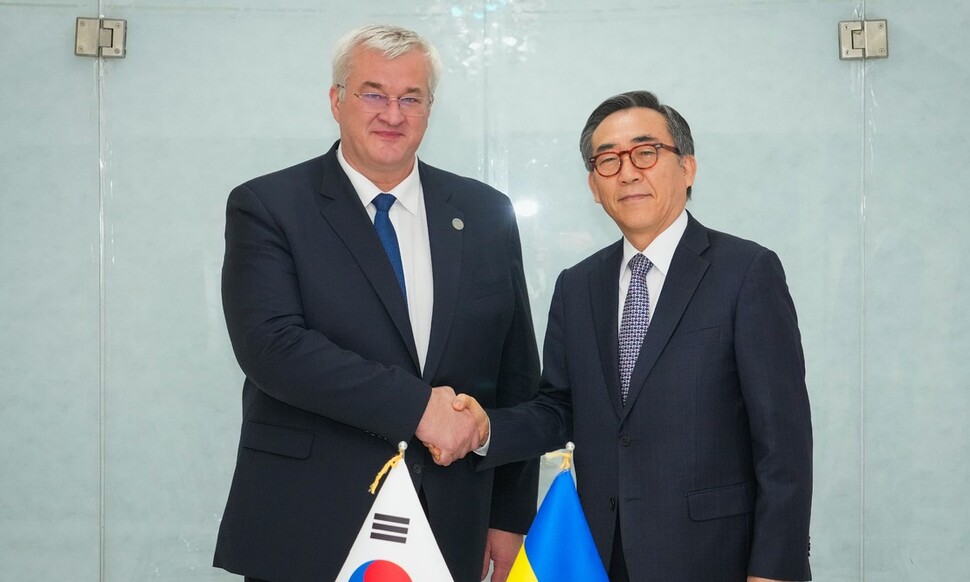 주요 7개국(G7) 외교장관 회의에 참석중인 조태열 외교부 장관이 25일(현지시각) 안드리 시비하 우크라이나 외교장관과 양자 회담을 열고, 북한군의 러시아 파병 등 우크라이나 전쟁 동향과 한국의 우크라이나 지원 관련 의견을 교환하고 있다. 외교부 제공