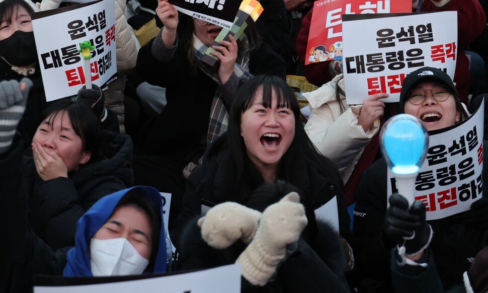 14일 오후 서울 여의도 국회 앞에 모인 시민들이 ‘12·3 내란사태’를 일으킨 내란죄 피의자 윤석열 대통령에 대한 탄핵소추안이 가결되자 환호하고 있다. 김혜윤 기자 unique@hani.co.kr