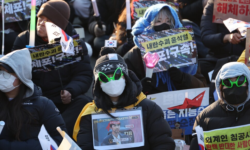 28일 오후 서울 광화문 앞에서 윤석열즉각퇴진·사회대개혁 비상행동이 연 ‘윤석열 즉각 퇴진! 사회대개혁! 4차 범시민대행진’에서 시민들이 행진에 나서고 있다. 정용일 선임기자 yongil@hani.co.kr