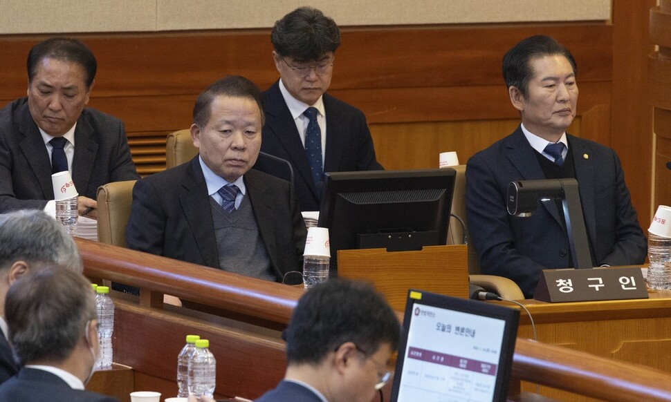 윤석열 대통령 탄핵심판 사건의 첫 변론기일인 14일 오후 서울 종로구 헌법재판소 대심판정에서 국회 쪽 탄핵소추 대리인단의 공동대표인 김이수 변호사(왼쪽 두번째)와 정청래 국회 탄핵소추단장(오른쪽 끝)등이 변론 시작을 기다리고 있다. 공동취재사진