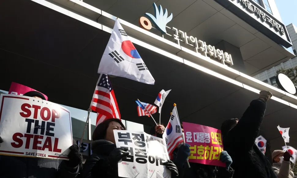 윤석열 대통령 등 ‘내란죄 피의자’들의 방어권 보장 권고 등을 담은 안건이 국가인권위원회(인권위) 2차 전원위원회에 상정된 10일 오후 서울 중구 인권위 앞에서 윤 대통령 지지자들이 ‘윤 대통령 인권 보장’ 등의 구호를 외치고 있다. 김영원 기자 forever@hani.co.kr