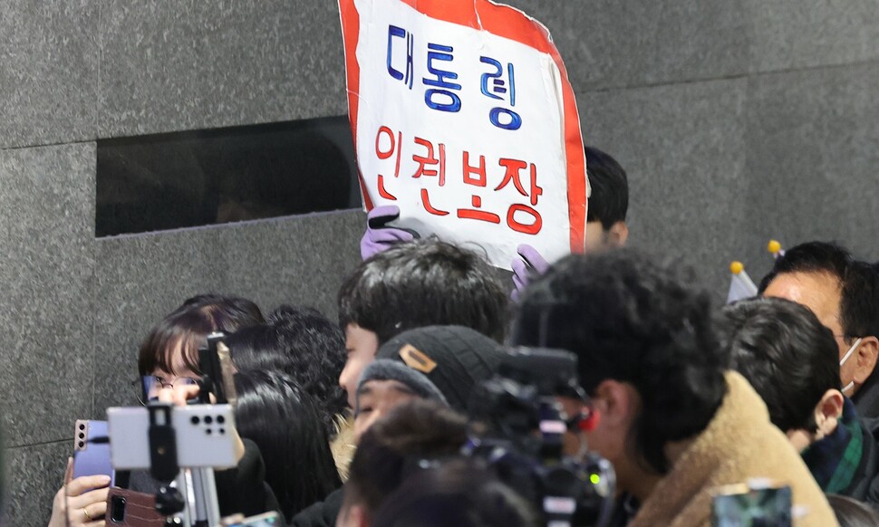 윤석열 대통령 등 ‘내란죄 피의자’들의 방어권 보장 권고 등을 담은 안건이 국가인권위원회(인권위) 2차 전원위원회에 상정된 10일 오후 서울 중구 인권위 건물 1층에서 윤 대통령 지지자들이 유튜브 방송을 하고 있다. 김영원 기자 forever@hani.co.kr