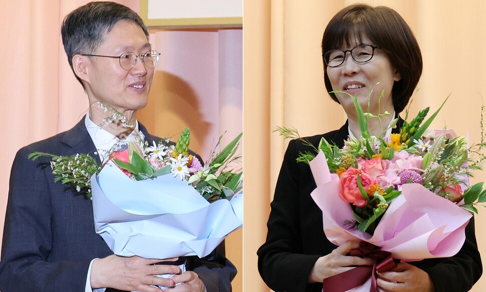 문형배 헌법재판소장 권한대행(왼쪽)과 이미선 헌법재판관이 18일 오전 서울 종로구 헌법재판소에서 열린 퇴임식에서 꽃다발을 받고 활짝 웃고 있다. 신소영 기자 viator@hani.co.kr