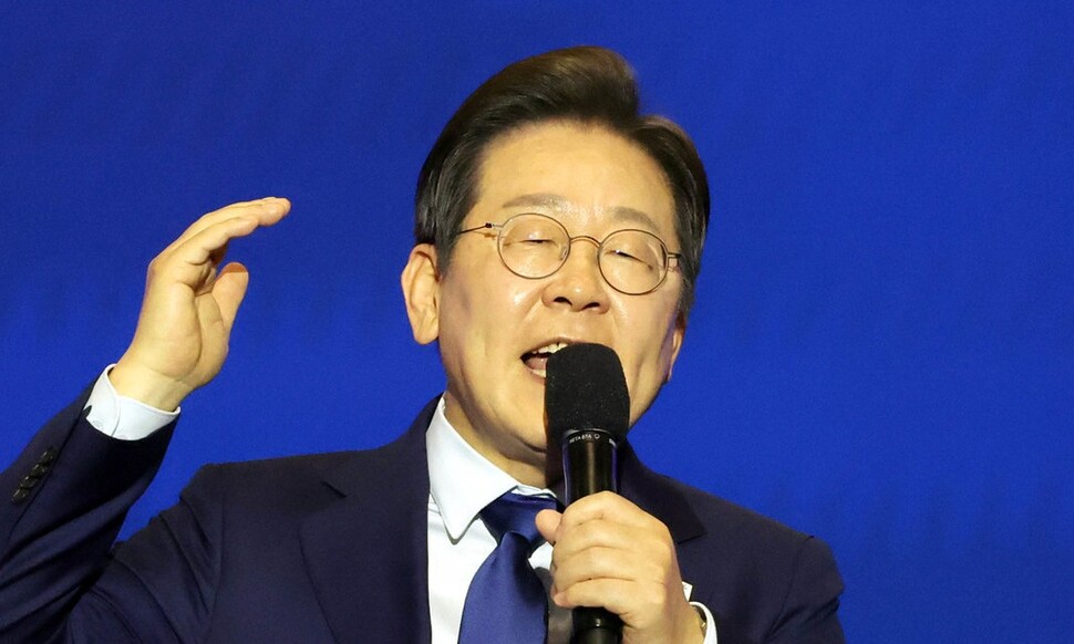 더불어민주당 대통령선거 후보로 선출된 이재명 후보가 27일 경기도 고양시 킨텍스에서 열린 제21대 대통령선거 후보자 선출을 위한 수도권·강원·제주· 경선 및 최종 후보자 선출대회에서 수락연설을 하고 있다. 김경호 선임기자 jijae@hani.co.kr