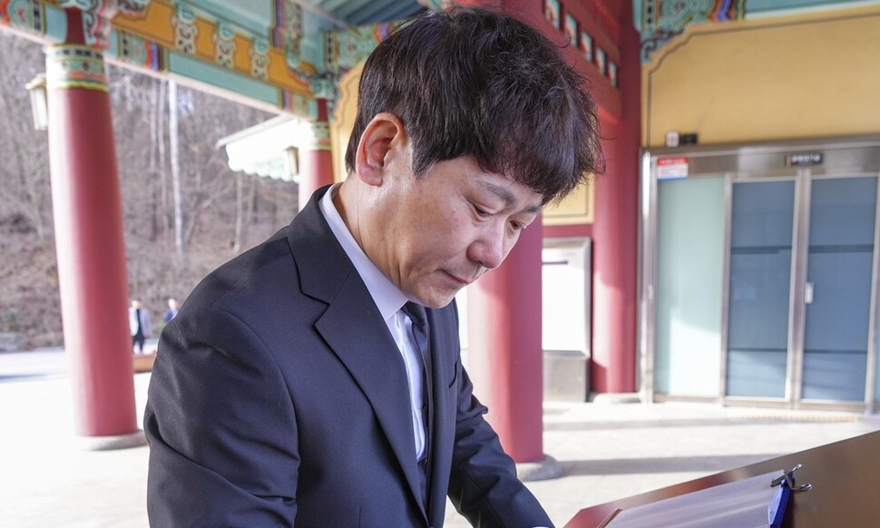 이상갑 광주광역시문화경제부시장이 지난해 3월7일 취임식에 앞서 국립5·18민주묘지를 찾아 방명록을 작성하고 있다. 광주시 제공