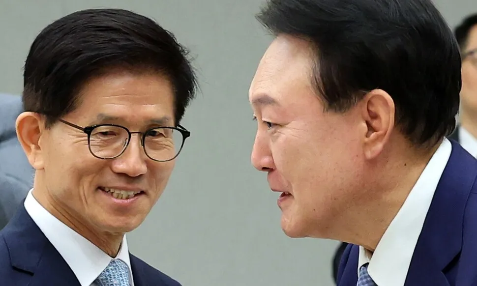 고삐 풀린 윤석열, 영화 ‘부정선거’ 관람…김문수 초대형 악재