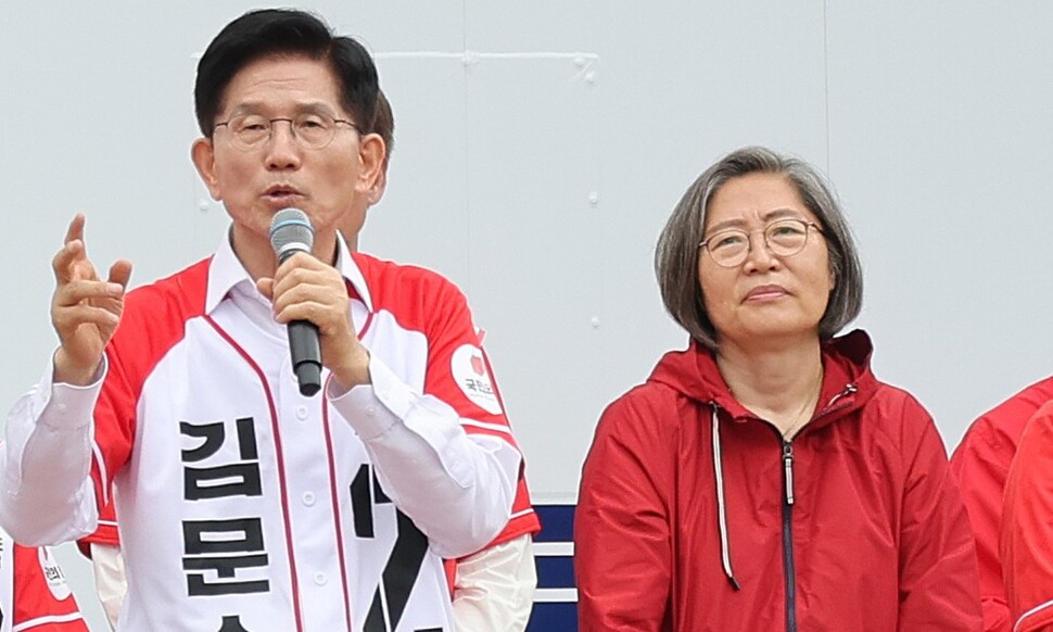 이수정 국민의힘 경기 수원정 당협위원장이 16일 오전 경기 화성시 동탄센트럴파크에서 김문수 국민의힘 대통령 후보가 유세하는 모습을 지켜보고 있다. 신소영 기자 viator@hani.co.kr
