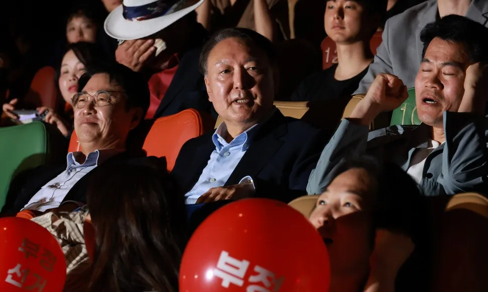 “윤석열, 이재명 선거운동 중”…영화 ‘부정선거’ 관람에 국힘 곤혹