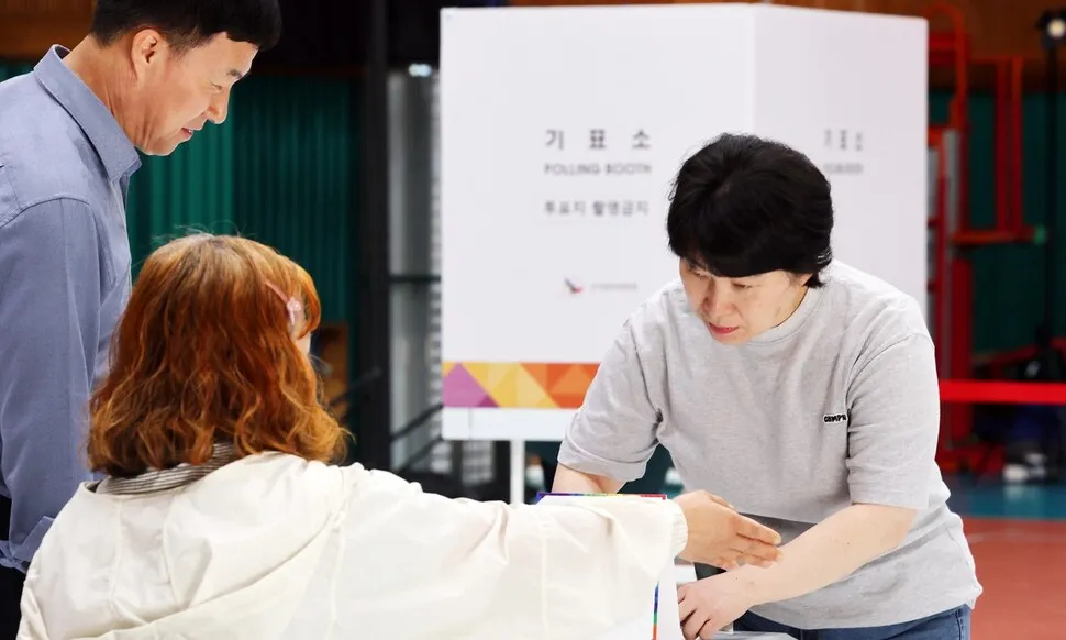 <font color="#FF4000">[속보] </font>오전 10시 투표율 13.5%…지난 대선보다 1.7%p 높아