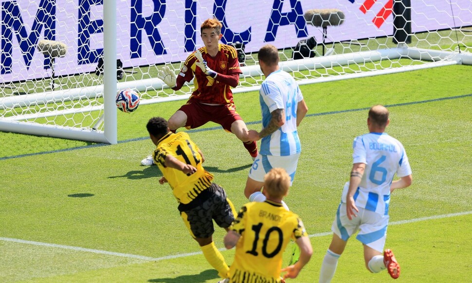 Goalkeeper Cho Hyun -woo of Ulsan HD is blocking Dortmund's attack in the 3rd round of the 2025 FIFA Club World Cup Group F held at the TQL Stadium in Cincinnati, Ohio, USA. Cincinnati/Reuters Yonhap News