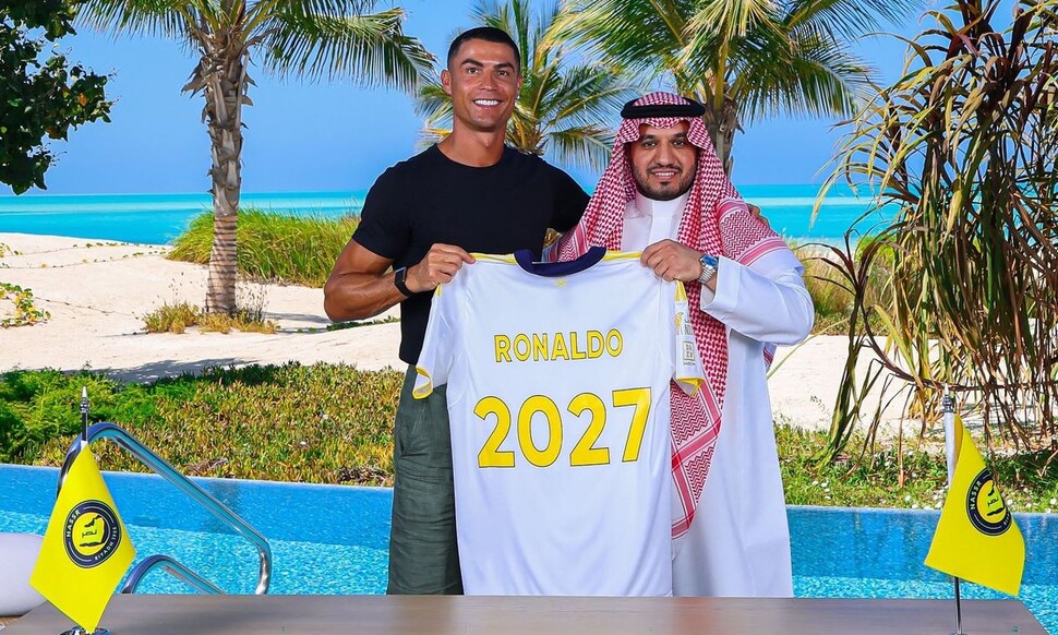 Cristiano Ronaldo poses in a re -contracted photo with Al Nasr, which was released on the 26th (local time). AFP Yonhap News