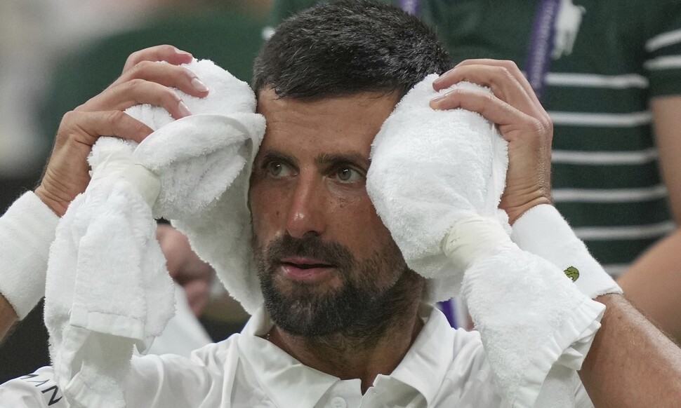 Novak Zokovic is wearing a cold towel on his head after the match with the Wimbledon men's singles in London, England on the 2nd. London/AP Yonhap News