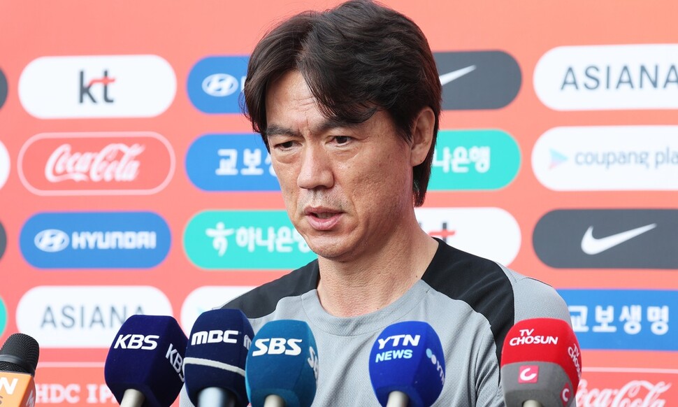 Hong Myung -ho, the men's soccer team manager, answers the reporters' questions ahead of the East Asian Cup convocation training held at Seongnam Stadium in Gyeonggi -do on the 3rd. Yonhap News