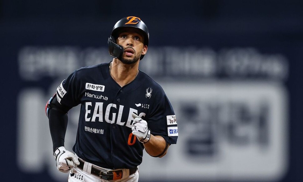 Hanwha Eagles Lewis Riverato is on the base after breaking three stores in the 7th round in the 2025 KBO League Kiwoom Heroes held at Gocheok Sky Dome in Seoul on the 6th. Hanwha Eagles provided