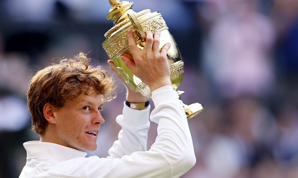 Yannik Shiner (Italy) is posing with the championship after beating Carollos Alcaras (Spain) in the Wimbledon Men's Singles Finals in the All England Club in London, England on the 13th (local time). London/EPA Yonhap News