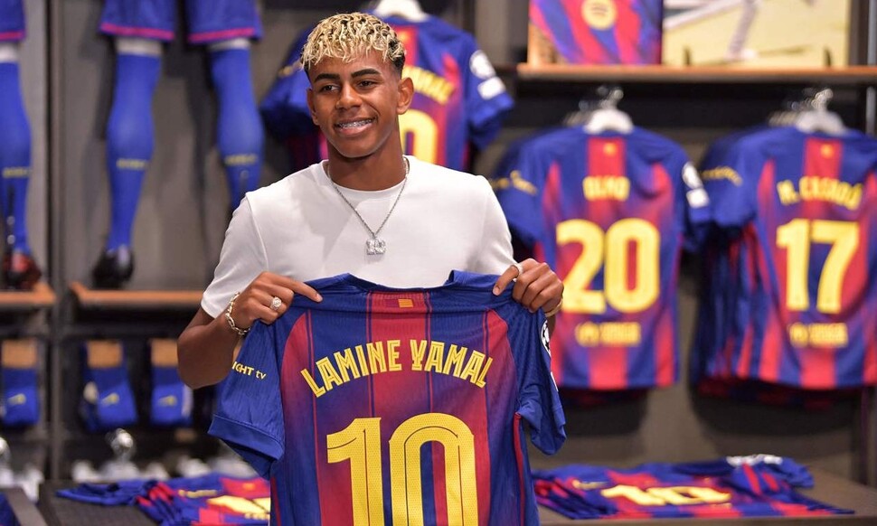 Ramin Yamal is holding his 10 uniforms at the store at the Nukamp Stadium in FC Barcelona on the 16th (local time). Barcelona/AFP Yonhap News