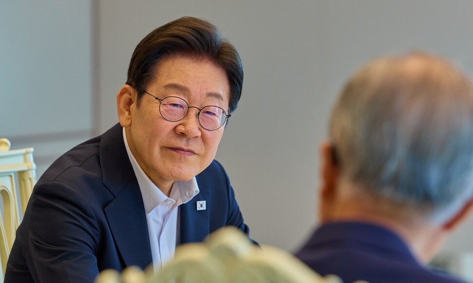 이재명 대통령이 17일 서울 용산 대통령실 청사에서 김종인 전 국민의힘 비상대책위원장과 오찬 회동을 하고 있다. 연합뉴스