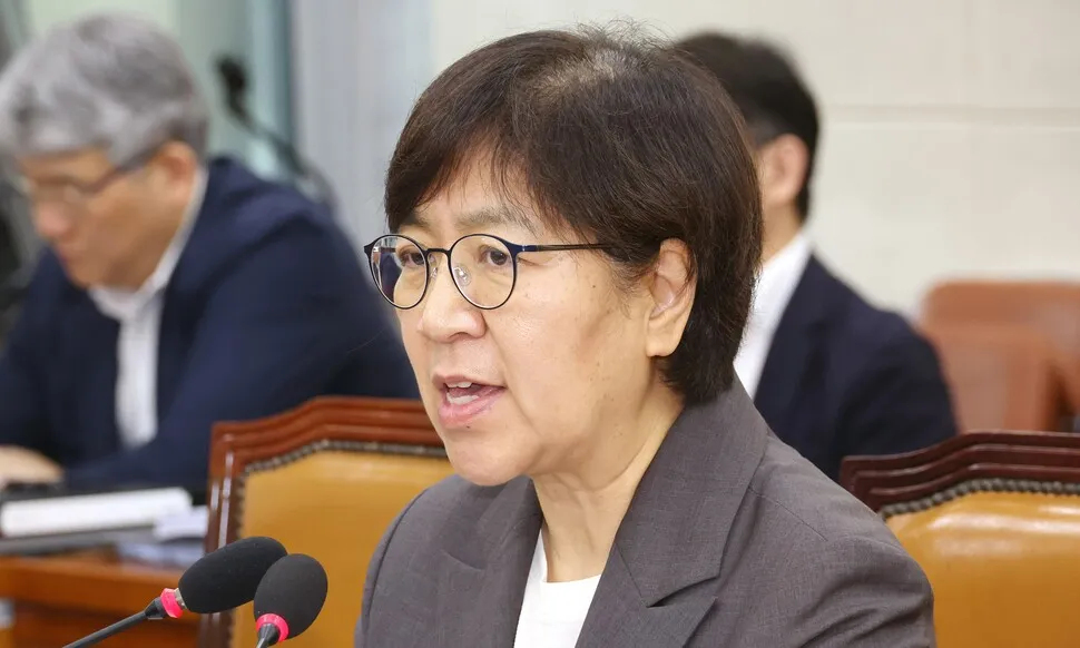 정은경 “단 1주도 안 팔아 차익 없다”…배우자 주식 의혹 반박