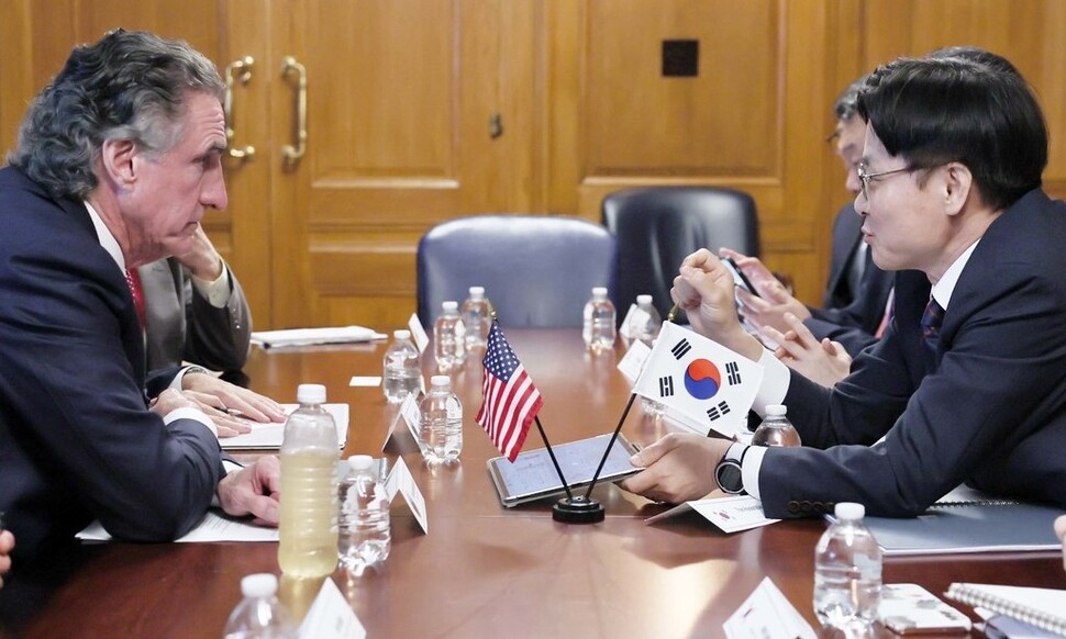 김정관 산업통상자원부 장관이 24일(현지시각) 미국 워싱턴 디시(D.C.)에서 더그 버검 미국 백악관 국가에너지위원회 위원장과 면담을 갖고 있다. 산업통상자원부 제공