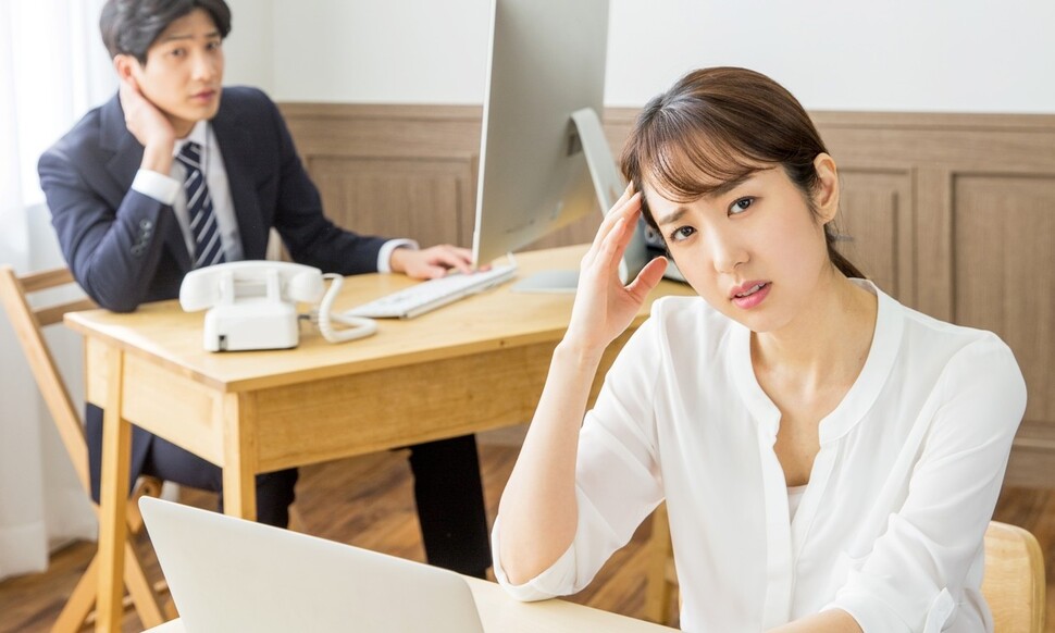 젊은 여성에게 스트레스가 더 많다면 그들이 여성적으로 경험하는 상황은 많은데 개인적으로는 대응 자원이 부족하고 사회적으로는 외면받거나 도움이 제공되지 않기 때문인 것으로 보인다. 게티이미지뱅크