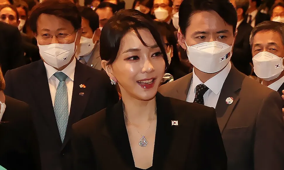김건희 특검, 자택 압수수색으로 해외 순방 때 착용한 …