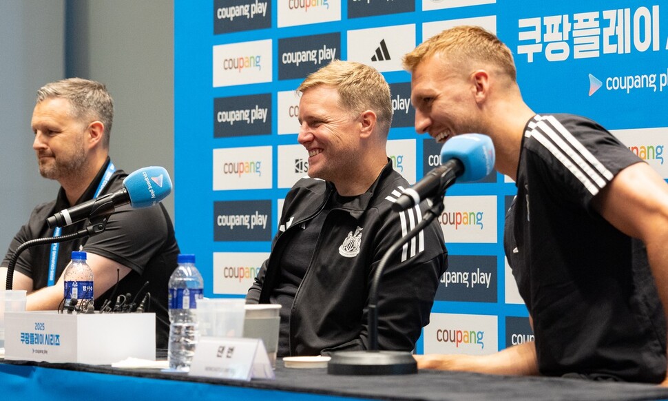 Eddie Howe (middle) Newcastle United manager and athletes are answering questions at the press conference of the Coupang Series in Yeouido, Seoul on the 29th. Coupang Play provided