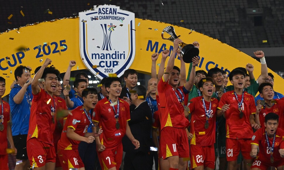 Kim Sang -sik and Vietnam's 23 -year -old soccer team players are delighted after achieving three consecutive ASEAN Football Federation (AFF) championships. Jakarta/Shinhwa Yonhap News