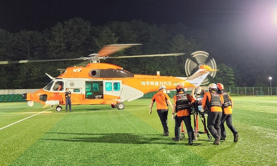 지난 6일 축구 경기 중 쓰러진 환자가 소방 헬기로 옮겨지고 있다. 제주소방안전본부 제공