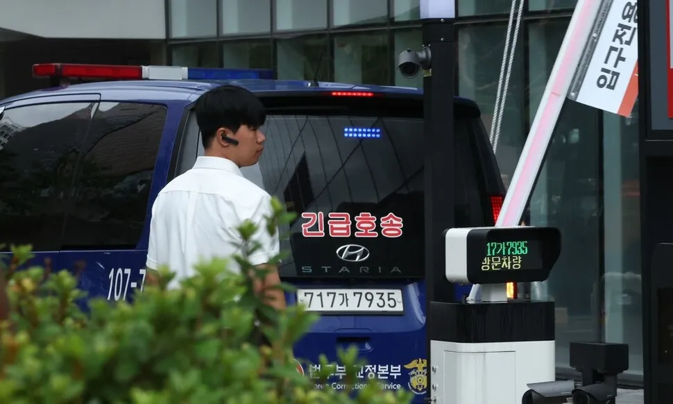 <font color="#FF4000">[속보]</font> 김건희, 호송차 타고 특검 도착…구속 후 첫 조사 시작
