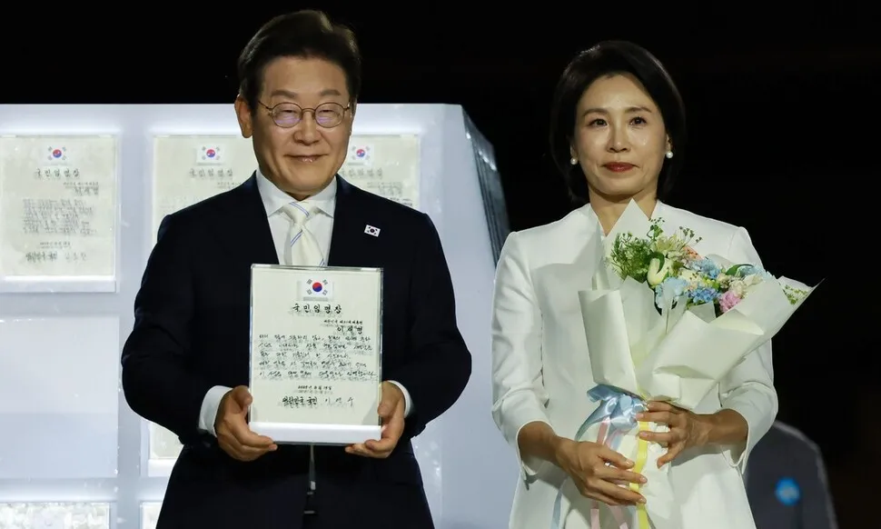 ‘빛의 임명장’ 받아든 이 대통령 “국민이 주인인 나라, 행복한 나라로 성큼성큼”