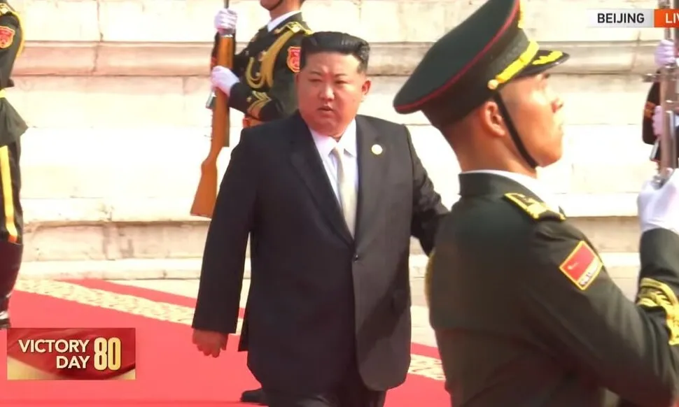 <font color="#FF4000">[속보]</font> 김정은, 천안문 전승절 행사장 입장…검은색 정장