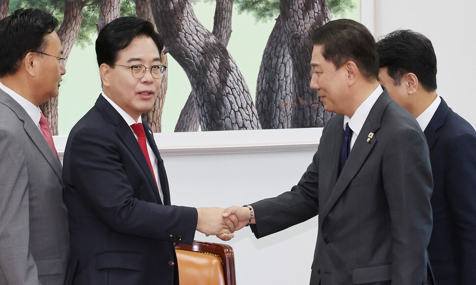 김병기 더불어민주당 원내대표, 송언석 국민의힘 원내대표가 10일 서울 여의도 국회에서 회동을 하고 있다. 연합뉴스