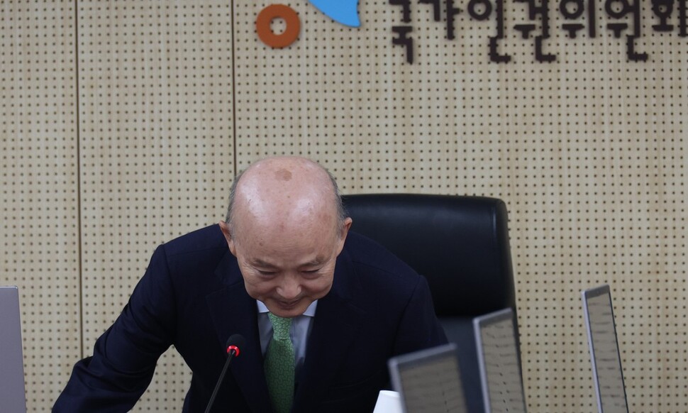 안창호 인권위원장이 8일 오후 서울 중구 인권위 전원위원회 회의실에 입장해 자신의 자리에 앉고 있다. 류우종 기자 wjryu@hani.co.kr