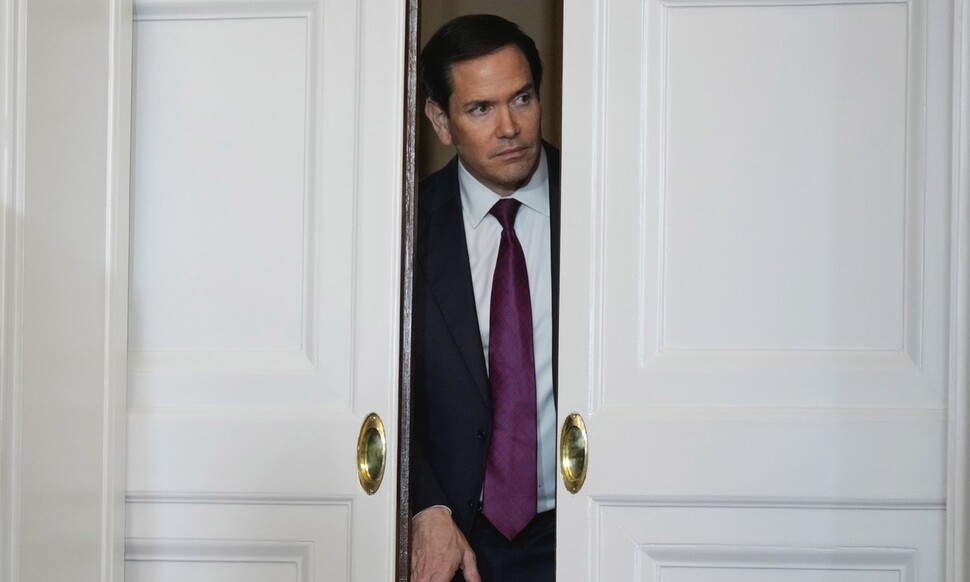 28일(현지시각) 일본 도쿄에서 열릴 예정인 도널드 트럼프 미국 대통령과 경제계 인사들의 만찬을 앞두고, 마코 루비오 미 국무장관이 행사장을 살펴보고 있다. 도쿄/AP 연합뉴스