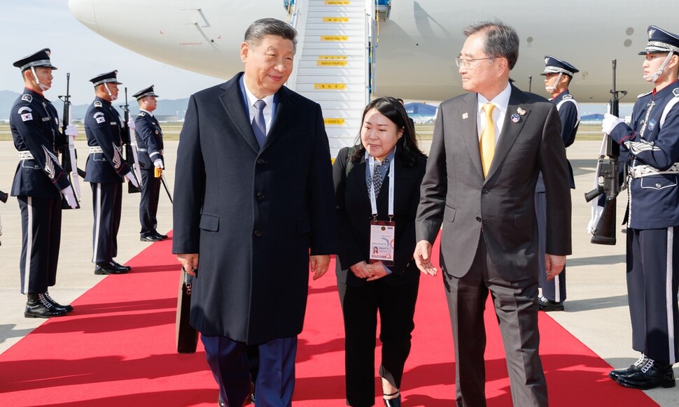 11년 만에 한국을 국빈 방문한 시진핑 중국 국가주석이 30일 김해공항에 도착해 조현 외교부 장관의 영접을 받고 있다. 김해공항/신화 연합뉴스