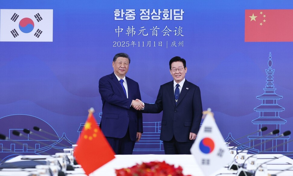 이재명 대통령과 시진핑 중국 국가주석이 1일 경북 국립경주박물관에서 한중 정상회담에 앞서 기념 촬영을 하고 있다. 연합뉴스