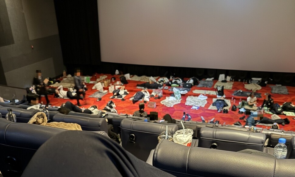 아시아태평양경제협력체(APEC·아펙) 정상회의에 투입된 경찰이 영화관에서 모포를 깔고 대기 중이다. 전국경찰직장협의회 제공