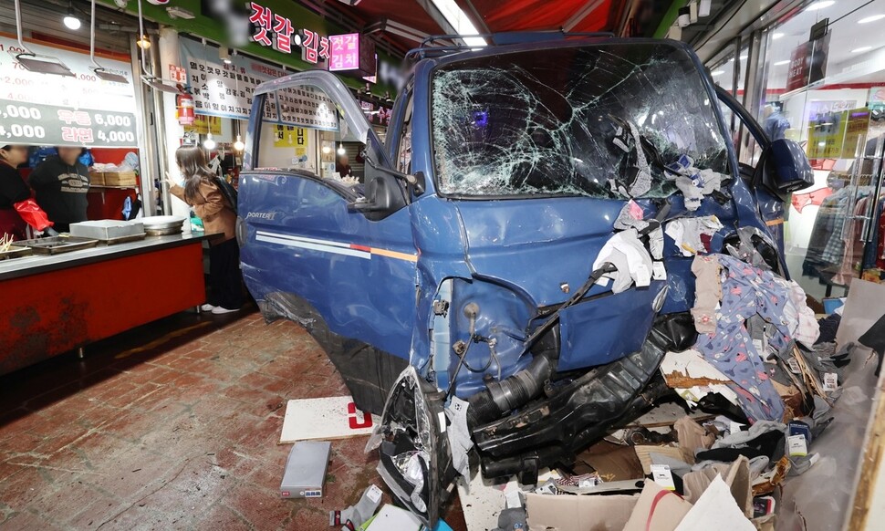 13일 오전 10시 55분께 경기 부천시 오정구 원종동 제일시장에서 주행 중인 트럭이 상점 앞으로 돌진하는 사고가 났다. 사진은 사고 현장. 연합뉴스