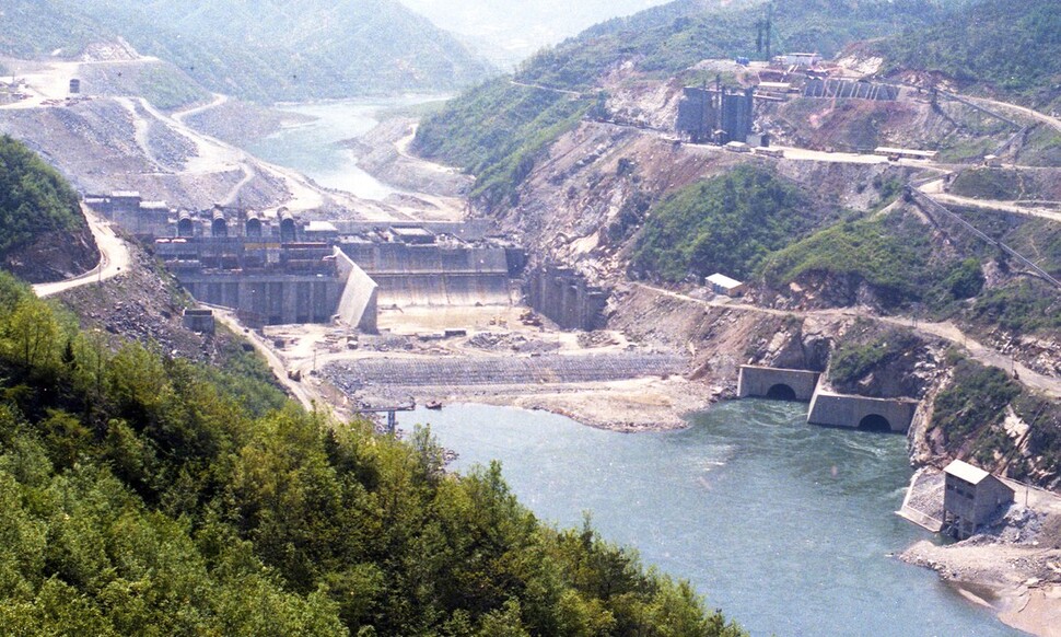 1983년 건설 당시의 충주댐. 한국수자원공사 제공