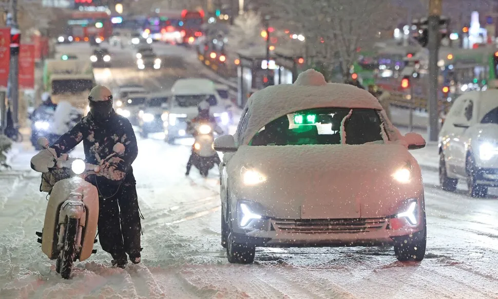 “도시가 일시마비된 듯, 내일 출근이 더 걱정”…퇴근길 대설주의보 첫눈
