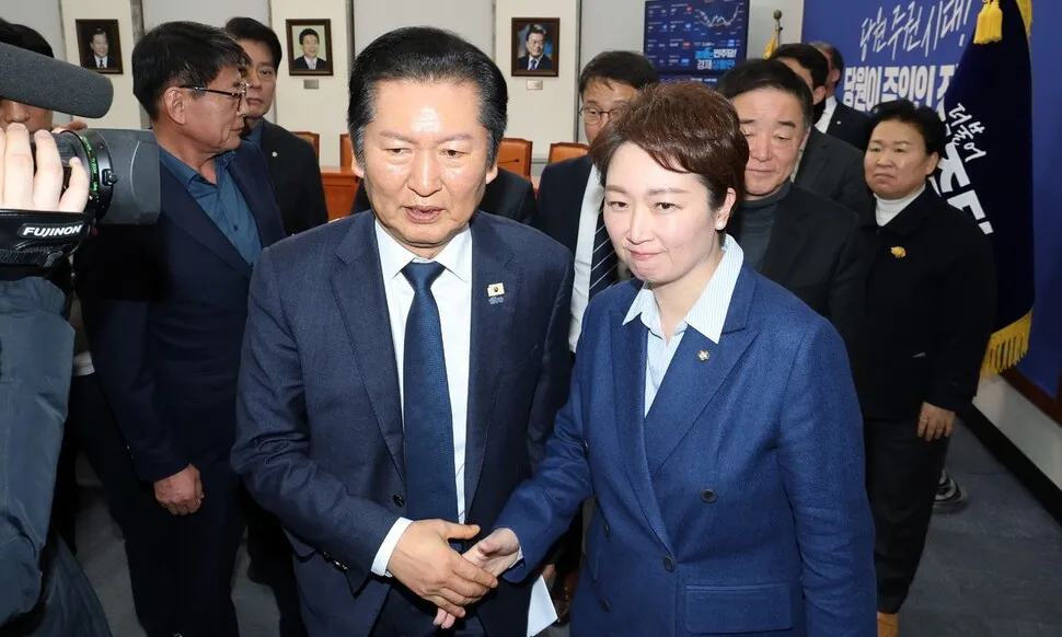 19일 만에 ‘백기’ 든 정청래 “합당 추진 중단”…적나라한 권력투쟁에 리더십 타격